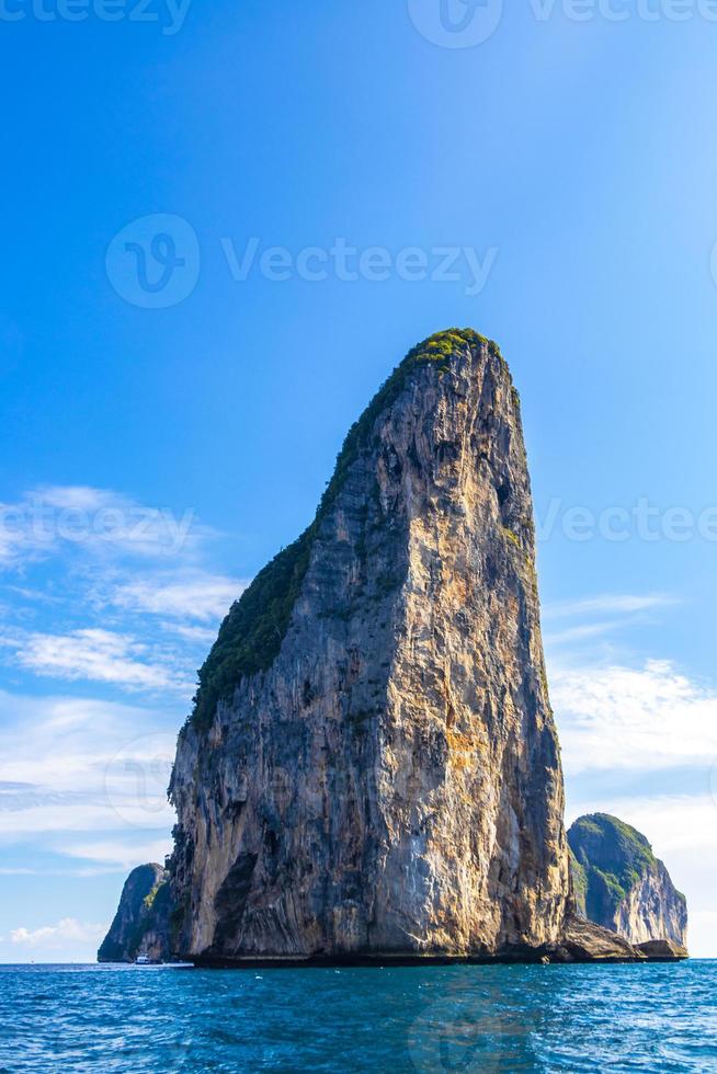 hermosas islas tropicales de piedra caliza en koh phi phi leh tailandia. foto