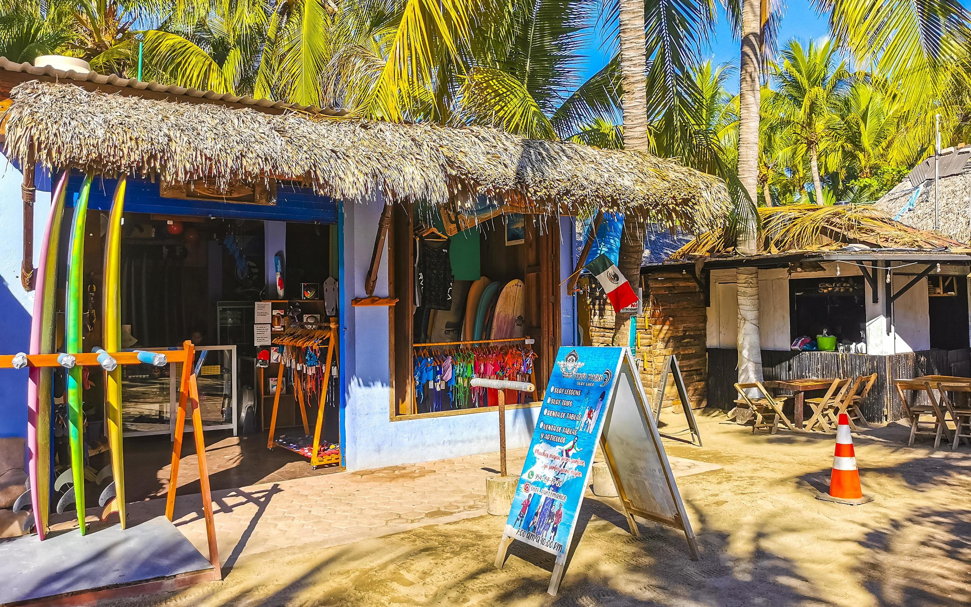 puerto escondido oaxaca 2023 vistoso turista calle personas historias restaurantes bar la punta