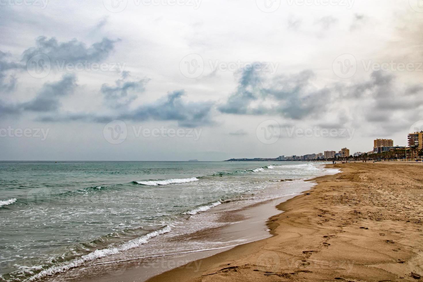 playa paisaje paz y tranquilo en un soleado calentar día foto