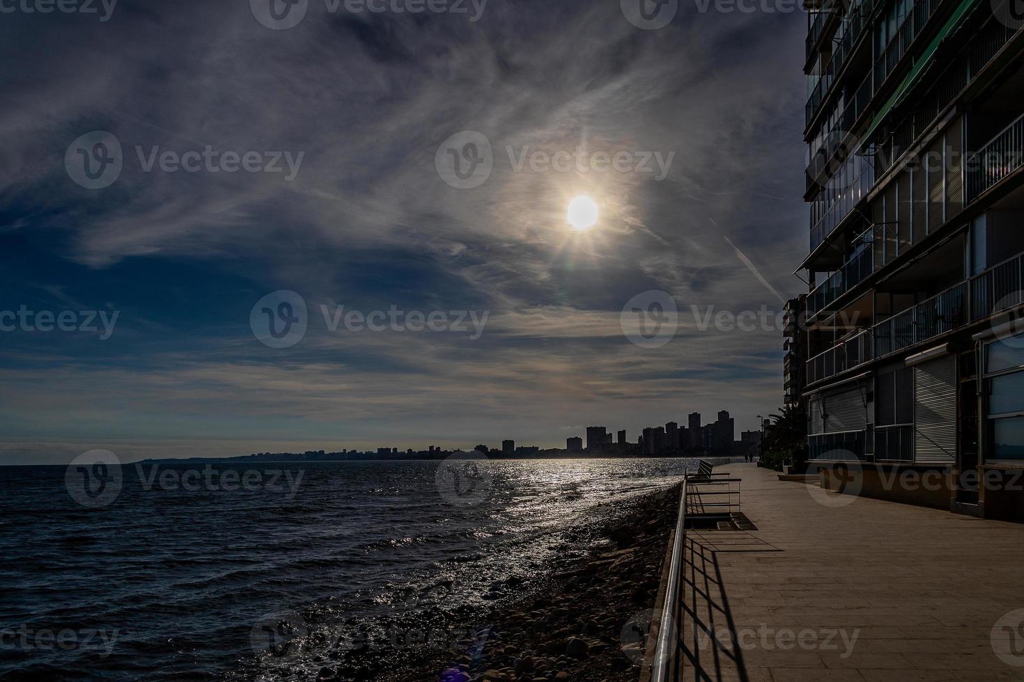 urbano paisaje de alicante España edificio en el paseo marítimo por el playa foto