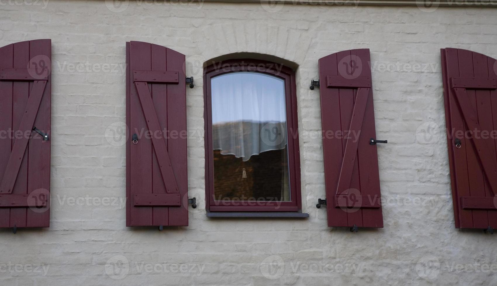 antiguo Clásico ventana con de madera persianas y un cortina foto