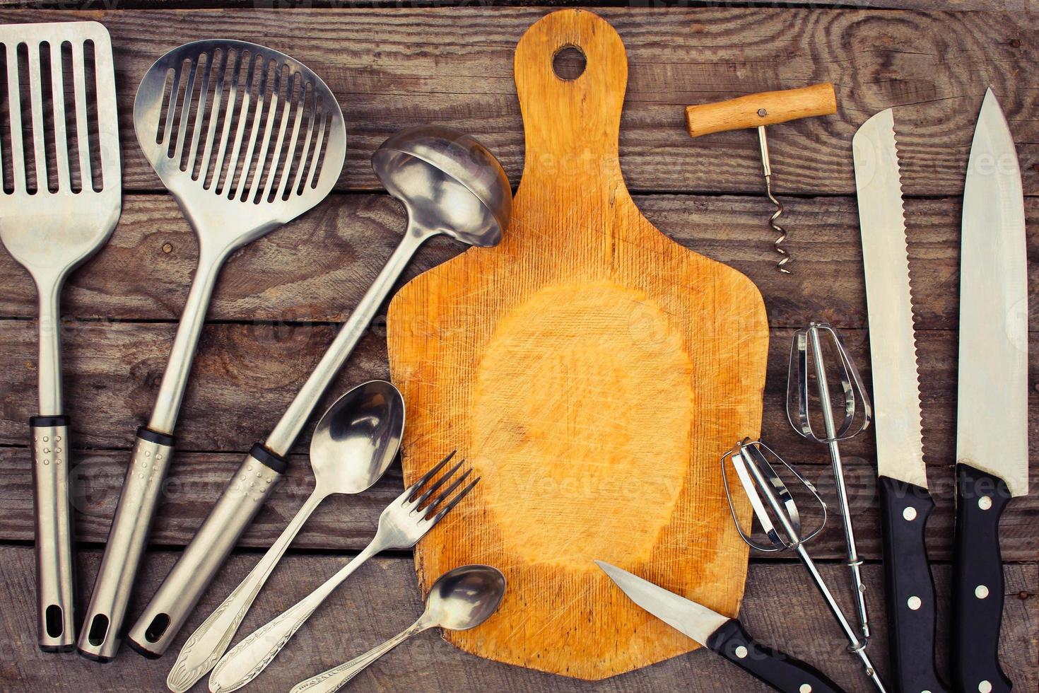 cocina utensilios en de madera antecedentes. tonificado imagen. foto