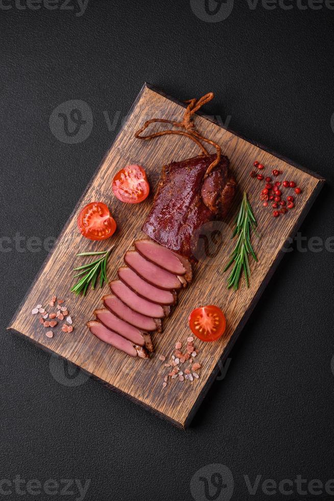 delicioso Pato filete o pecho A la parrilla o ahumado con especias y sal foto