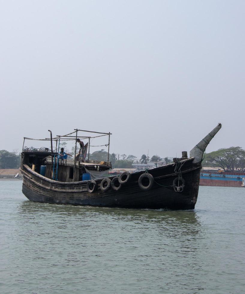 hermosa de madera barco de jabeguero en el río de cerca disparo. de madera pescar barco yendo mediante un río. hermosa Sureste asiático naturaleza con un agua buque y azul cielo. barco de jabeguero yendo mediante el camino acuático. foto