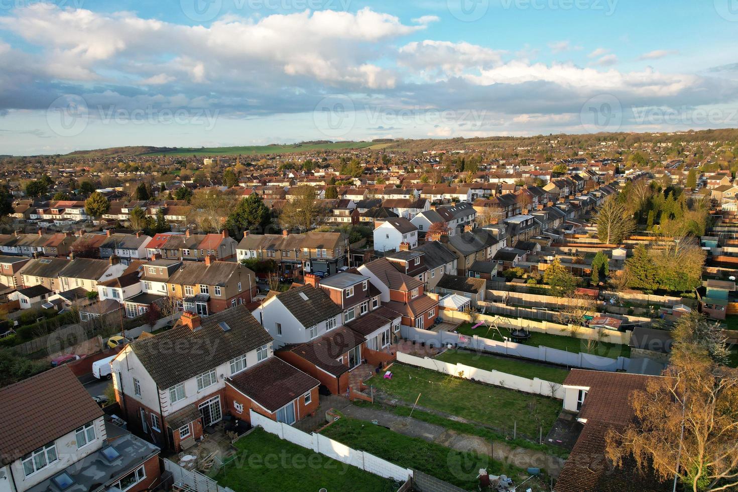 aéreo ver de lutón residencial distrito de Santo agustín Cra lutón Inglaterra Inglaterra genial Bretaña. el imagen estaba capturado en 06-abril-2023 con drones cámara durante puesta de sol foto