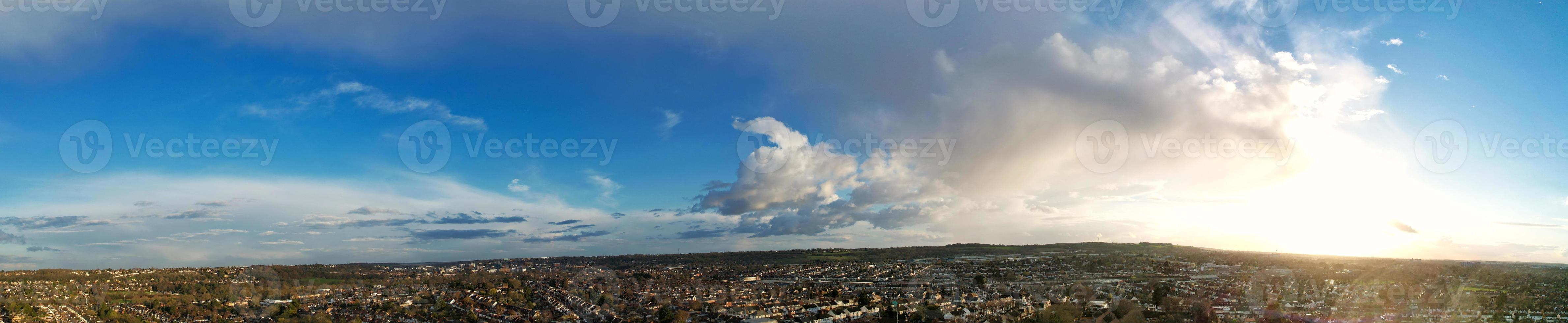 aéreo ver de lutón residencial distrito de Santo agustín Cra lutón Inglaterra Inglaterra genial Bretaña. el imagen estaba capturado en 06-abril-2023 con drones cámara durante puesta de sol foto