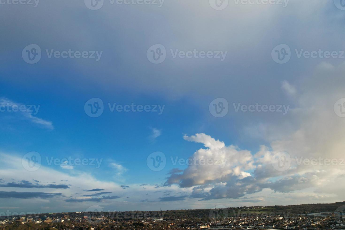 aéreo ver de lutón residencial distrito de Santo agustín Cra lutón Inglaterra Inglaterra genial Bretaña. el imagen estaba capturado en 06-abril-2023 con drones cámara durante puesta de sol foto