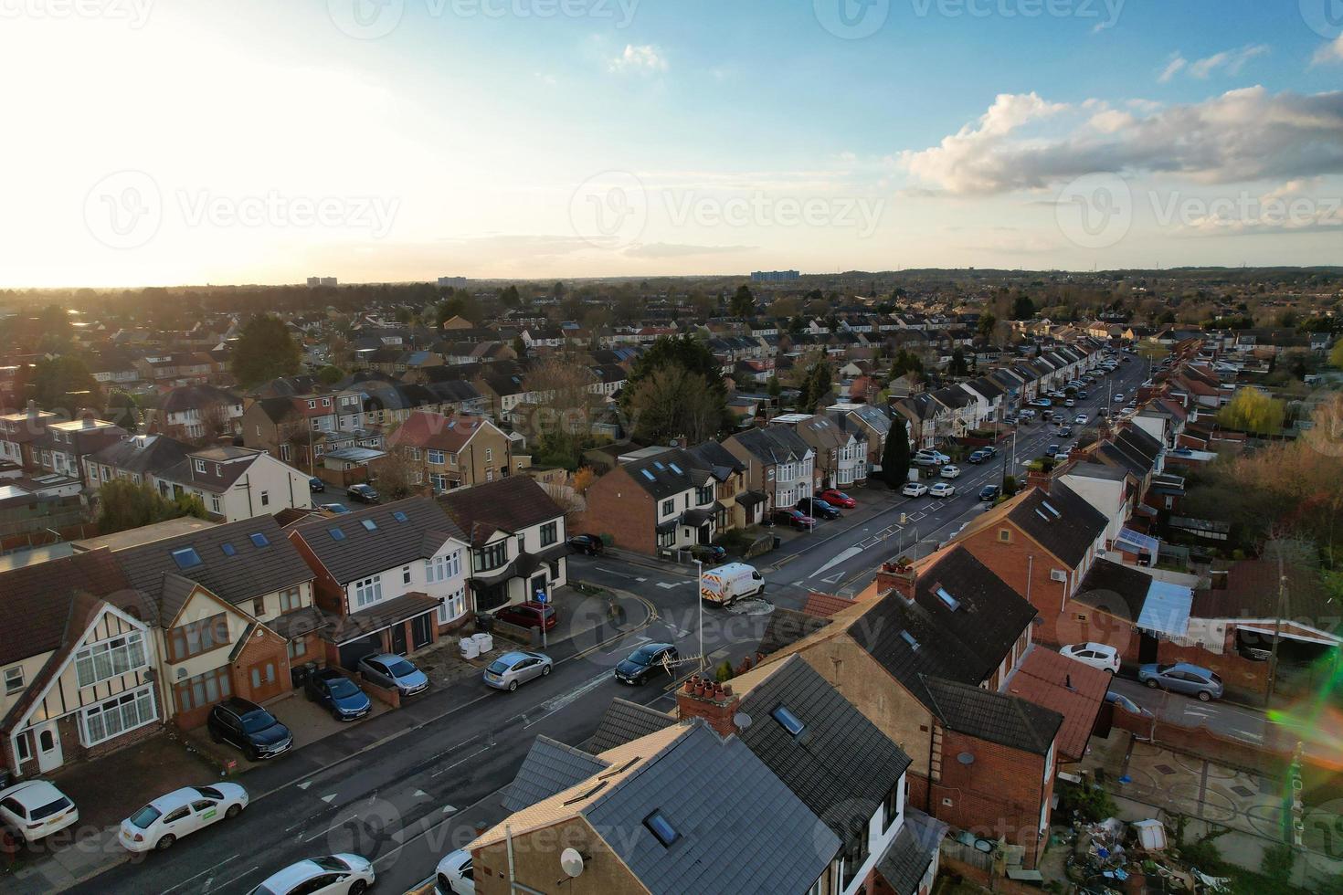 aéreo ver de lutón residencial distrito de Santo agustín Cra lutón Inglaterra Inglaterra genial Bretaña. el imagen estaba capturado en 06-abril-2023 con drones cámara durante puesta de sol foto