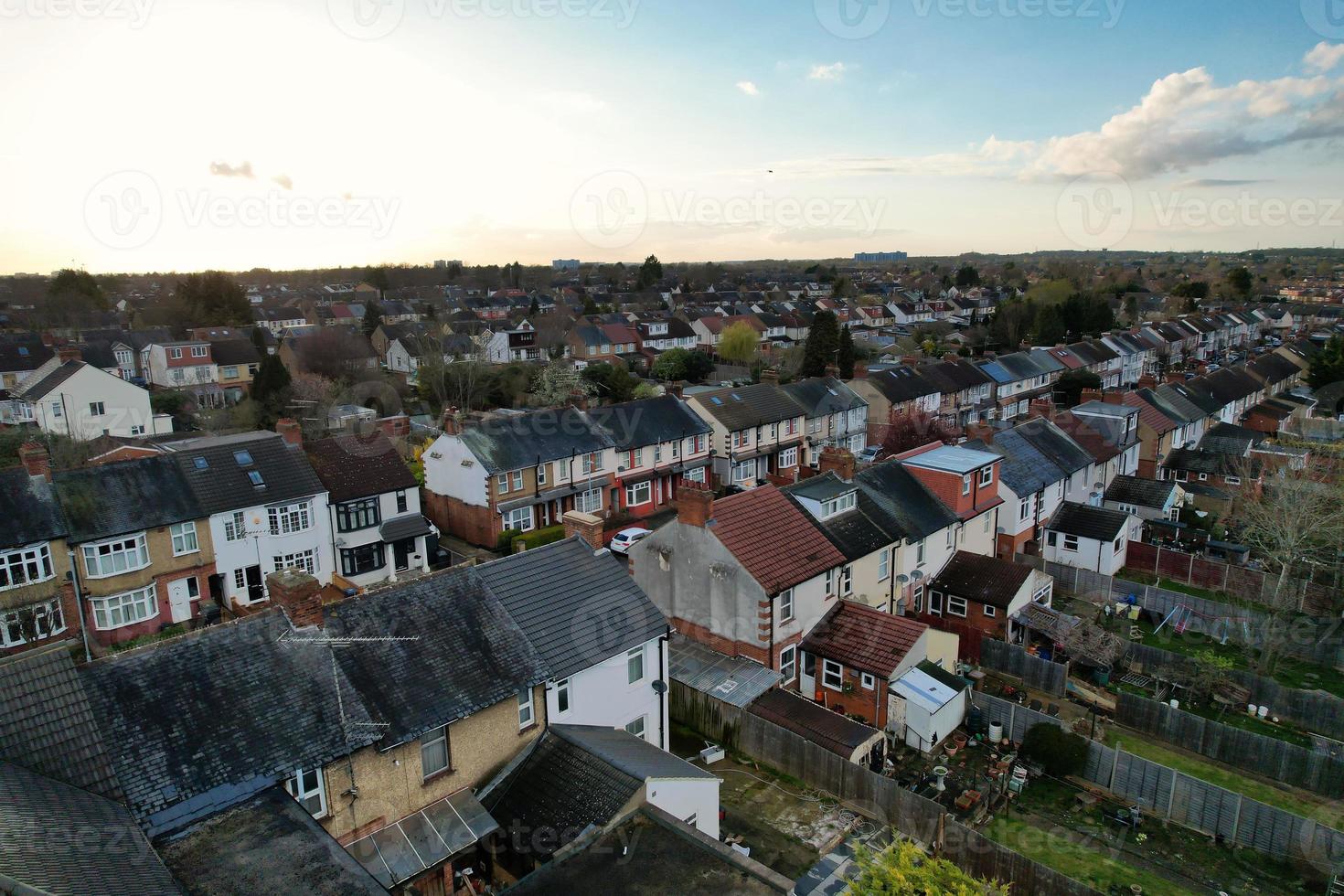 aéreo ver de lutón residencial distrito de Santo agustín Cra lutón Inglaterra Inglaterra genial Bretaña. el imagen estaba capturado en 06-abril-2023 con drones cámara durante puesta de sol foto