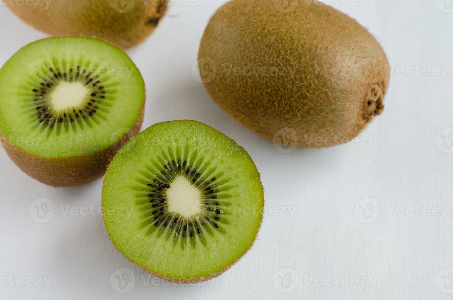 kiwi fresco sobre fondo blanco foto