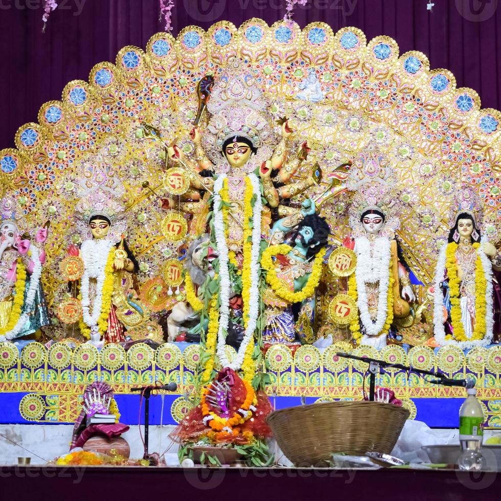 diosa durga con aspecto tradicional en una vista de cerca en un sur de kolkata durga puja, ídolo de durga puja, el festival hindú navratri más grande de la india foto