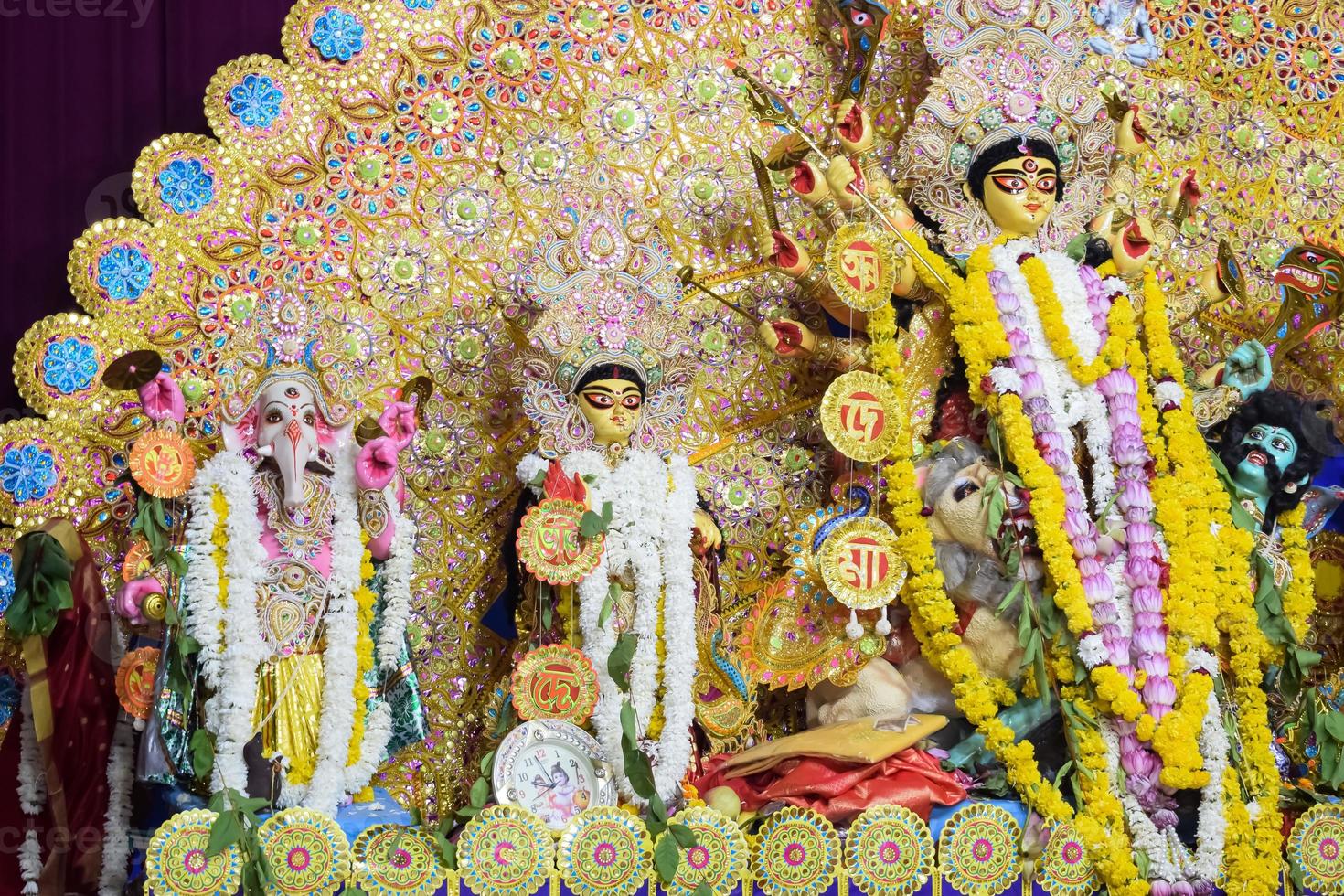 diosa durga con aspecto tradicional en una vista de cerca en un sur de kolkata durga puja, ídolo de durga puja, el festival hindú navratri más grande de la india foto