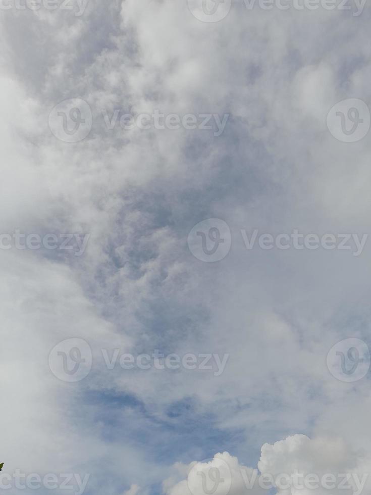 hermosas nubes blancas sobre fondo de cielo azul profundo. grandes nubes esponjosas suaves y brillantes cubren todo el cielo azul. foto