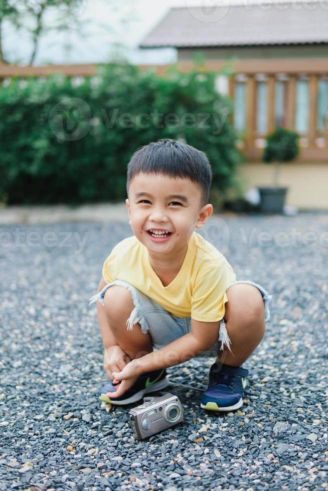 sonriente asiático chico en amarillo camiseta. borroso antecedentes. foto