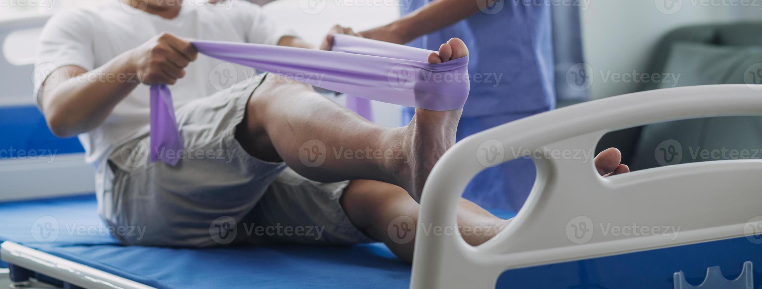 médico o fisioterapeuta trabajando examinando tratando lesionado brazo de atleta masculino paciente, extensión y ejercicio, haciendo el rehabilitación terapia dolor en clínica. foto