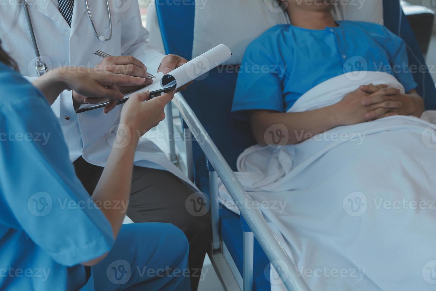 mujer asiático doctores sostener el paciente mano y animar y proporcionar médico Consejo mientras comprobación el paciente salud en cama. concepto de cuidado y compasión, prenatal cuidado, amenazado aborto foto