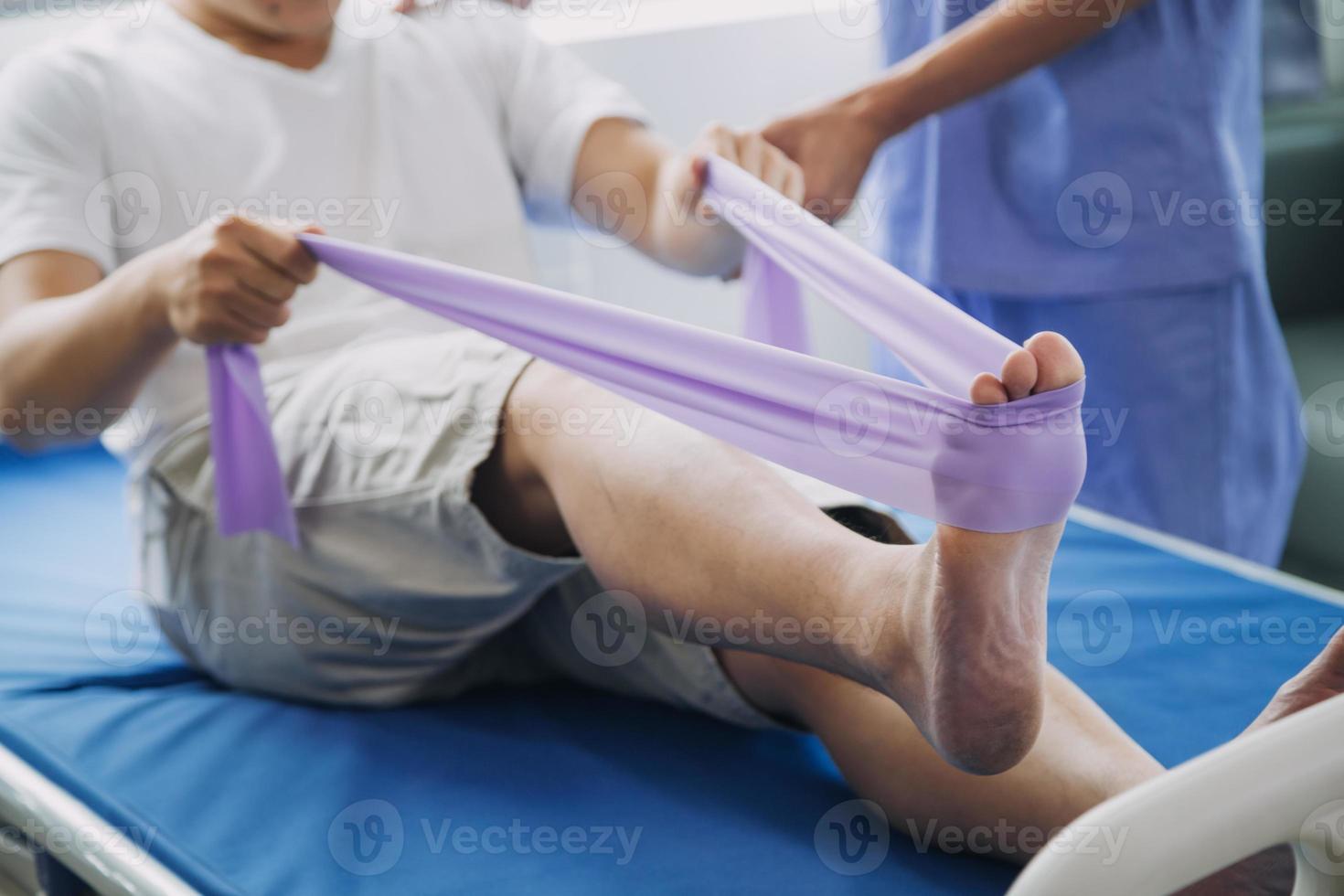 médico o fisioterapeuta trabajando examinando tratando lesionado brazo de atleta masculino paciente, extensión y ejercicio, haciendo el rehabilitación terapia dolor en clínica. foto