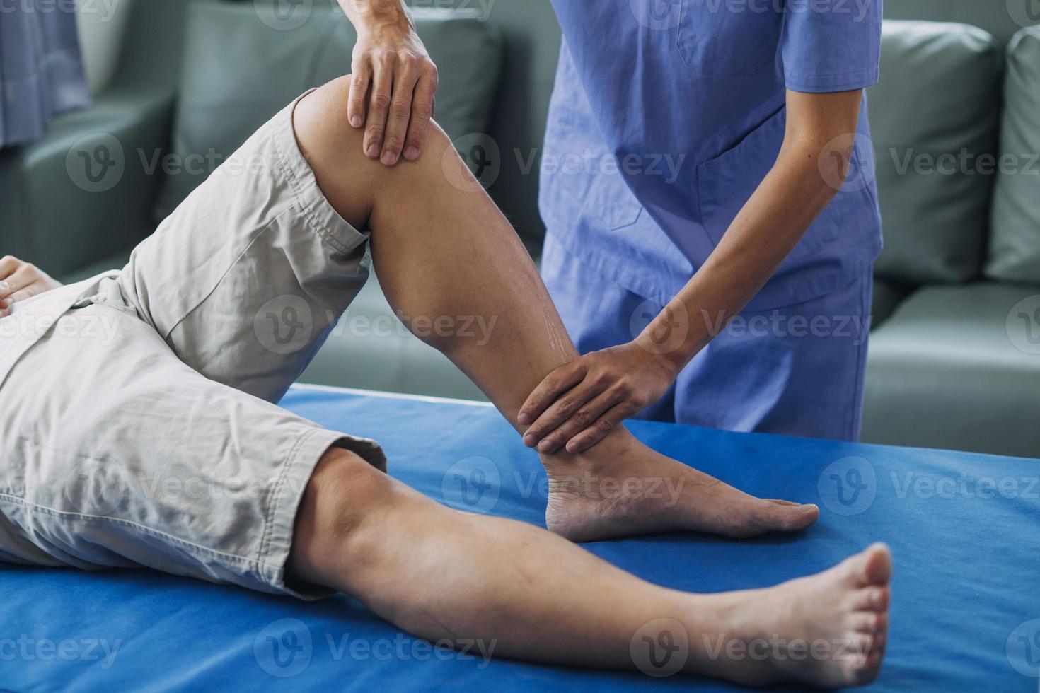 médico o fisioterapeuta trabajando examinando tratando lesionado brazo de atleta masculino paciente, extensión y ejercicio, haciendo el rehabilitación terapia dolor en clínica. foto