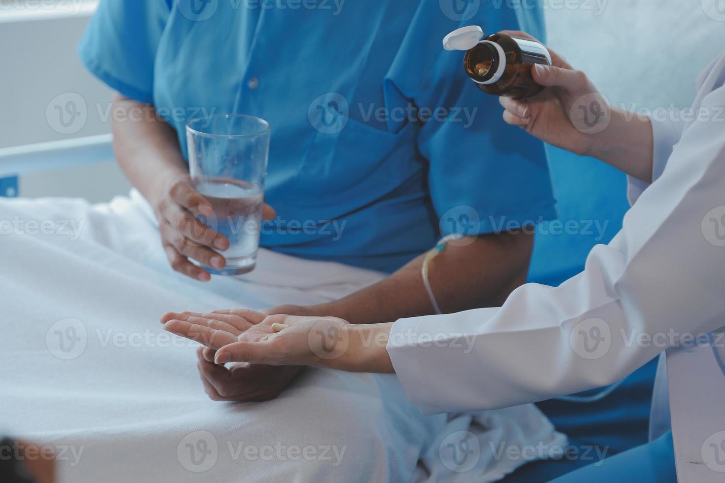 mujer asiático doctores sostener el paciente mano y animar y proporcionar médico Consejo mientras comprobación el paciente salud en cama. concepto de cuidado y compasión, prenatal cuidado, amenazado aborto foto