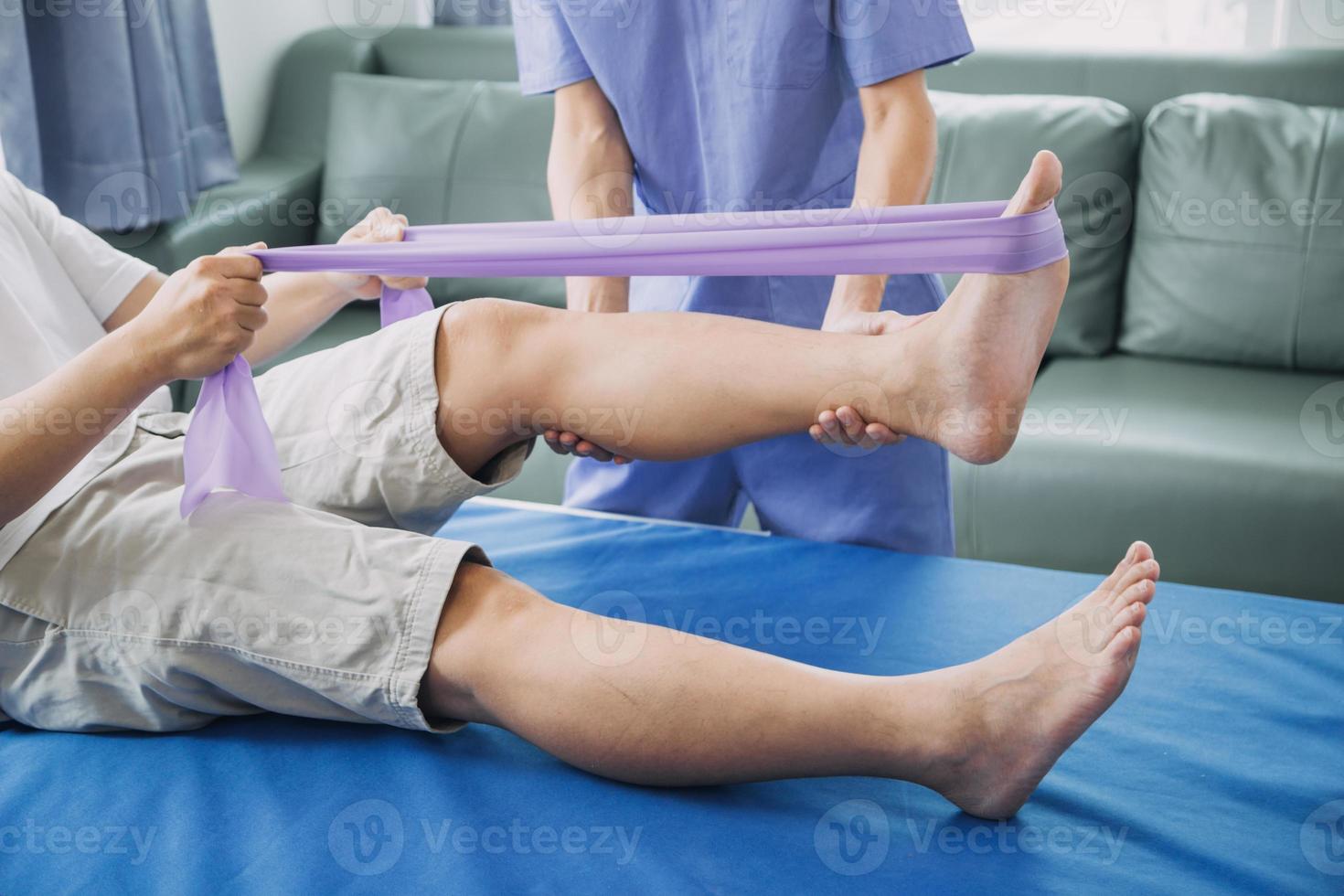 médico o fisioterapeuta trabajando examinando tratando lesionado brazo de atleta masculino paciente, extensión y ejercicio, haciendo el rehabilitación terapia dolor en clínica. foto