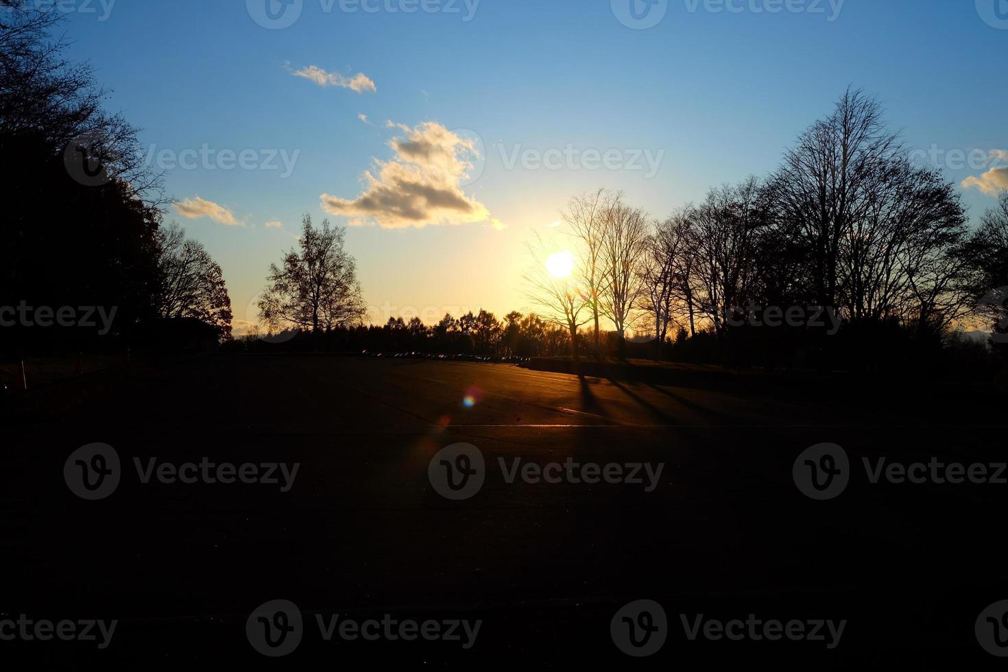 puesta de sol en el otoño parque antecedentes. foto