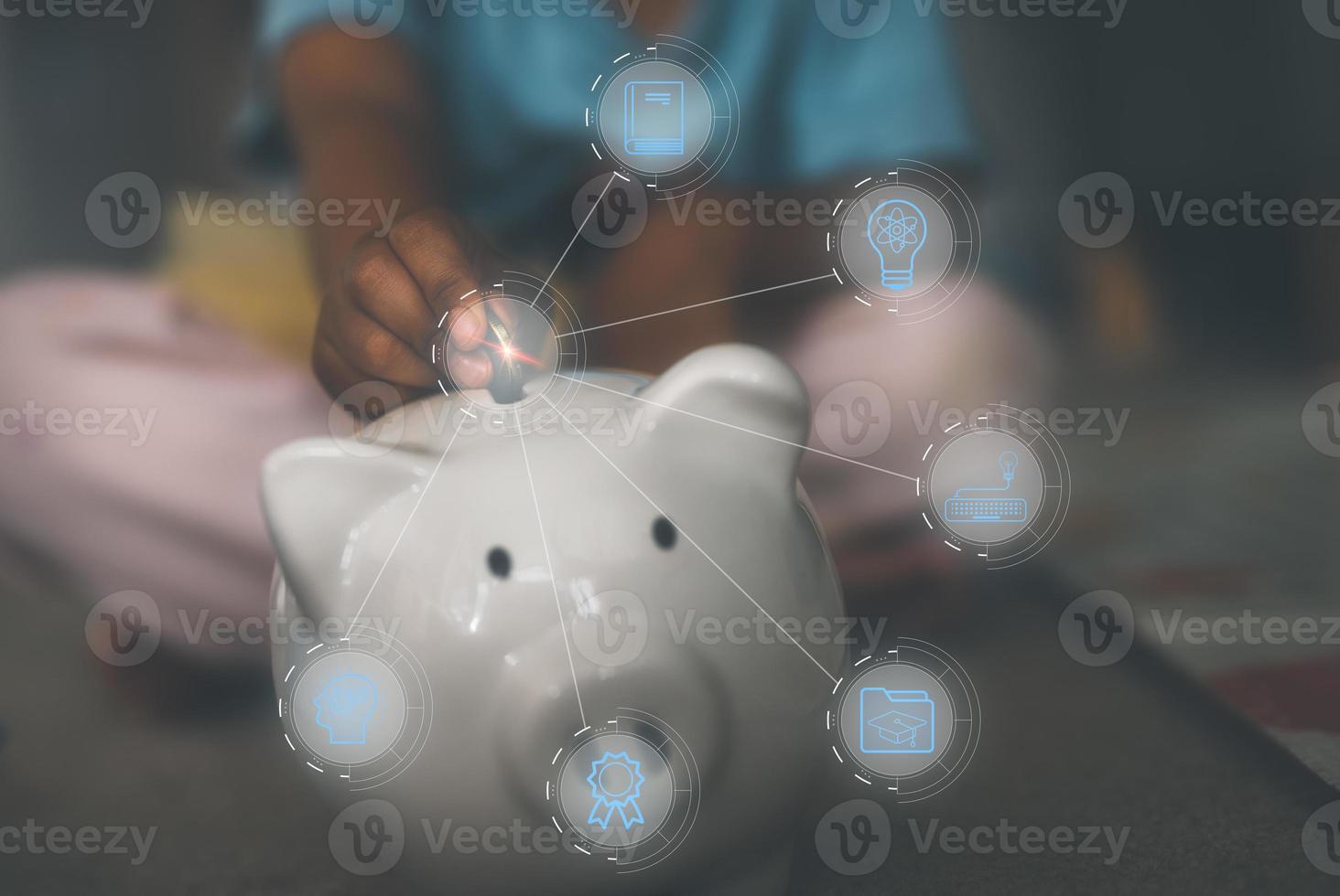 ahorro plan para niño educación gastos estudiar beca concepto. niño mano es insertando moneda en a cerdito banco con aprendizaje iconos, niño beca Universidad concepto foto