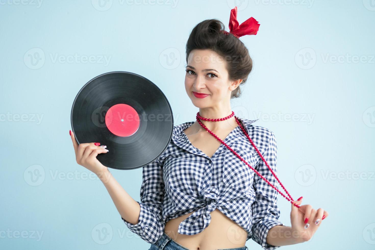 retro mujer en cincuenta estilo sostiene un musical registro. foto