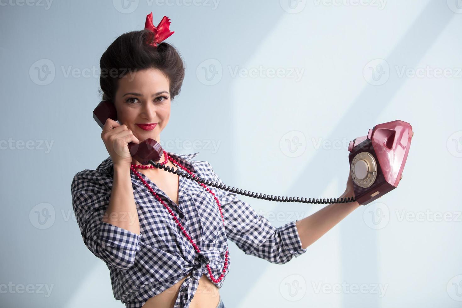hermosa retro niña con un antiguo teléfono. foto