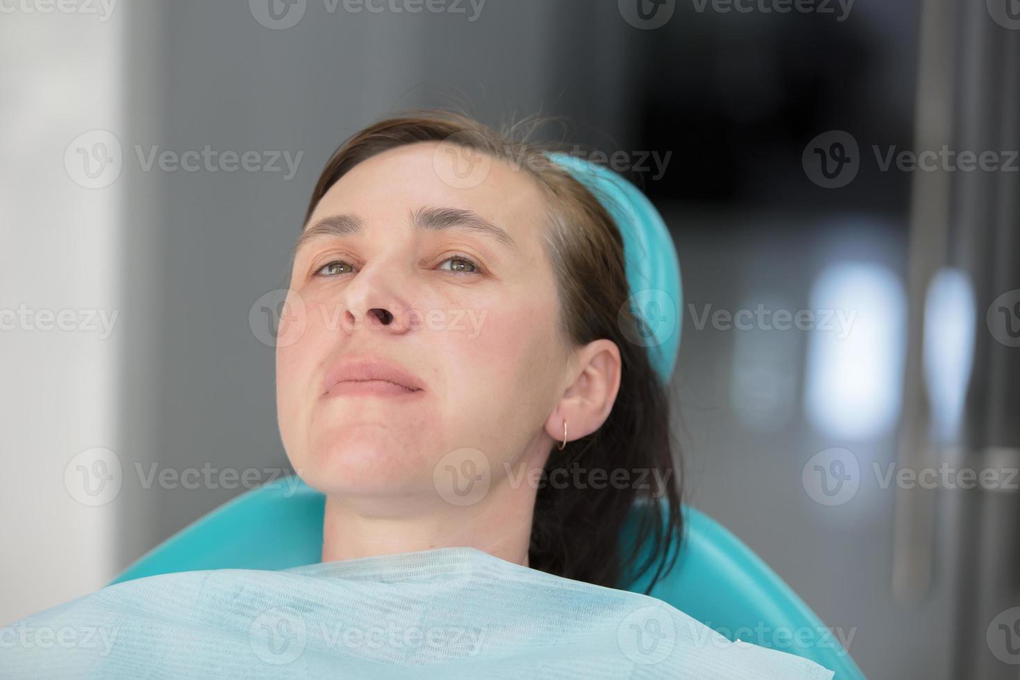 mujer en el dental silla. foto