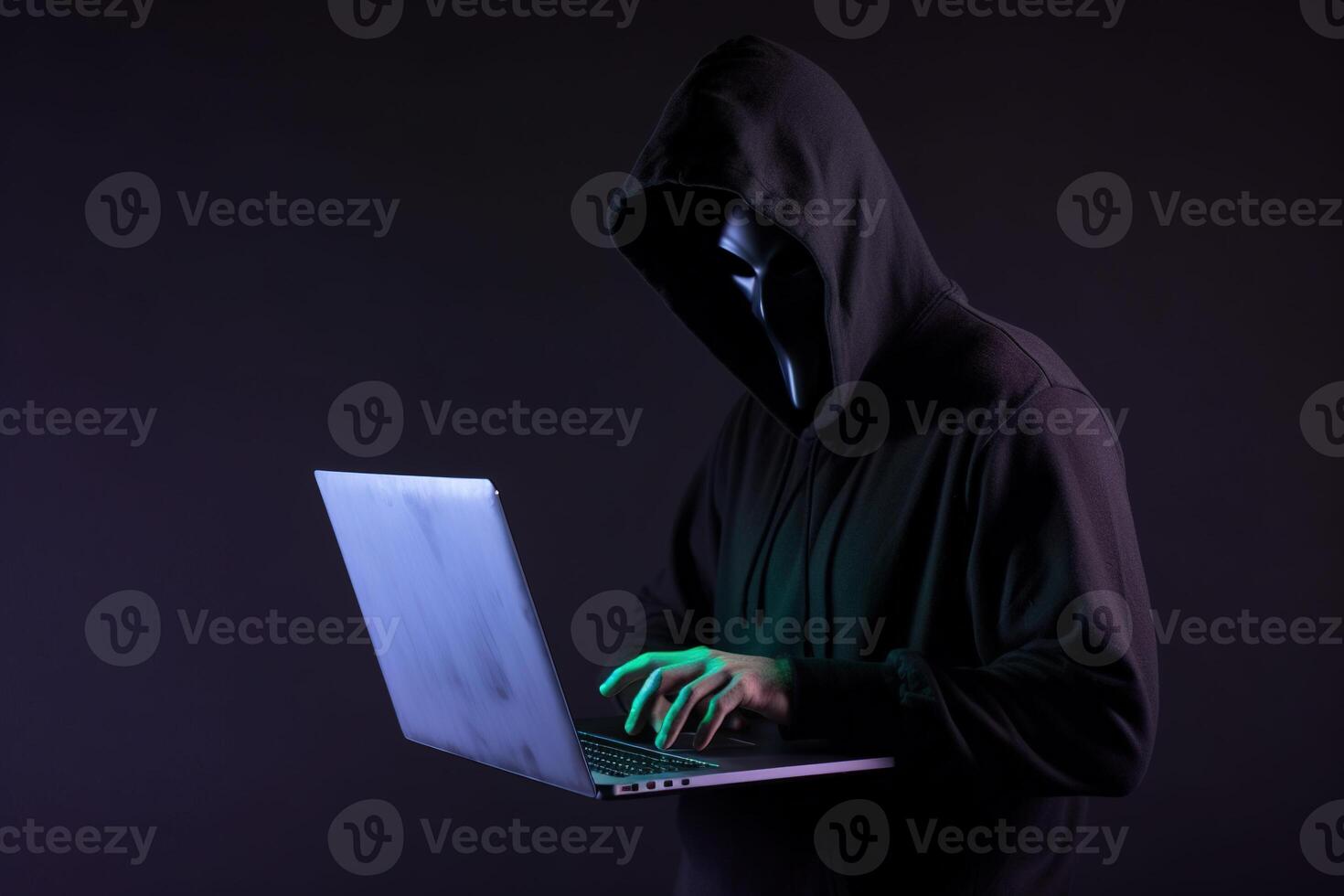 un hacker en un capucha utilizando un ordenador portátil computadora aislado en oscuro antecedentes con neón ligero. ai generado foto