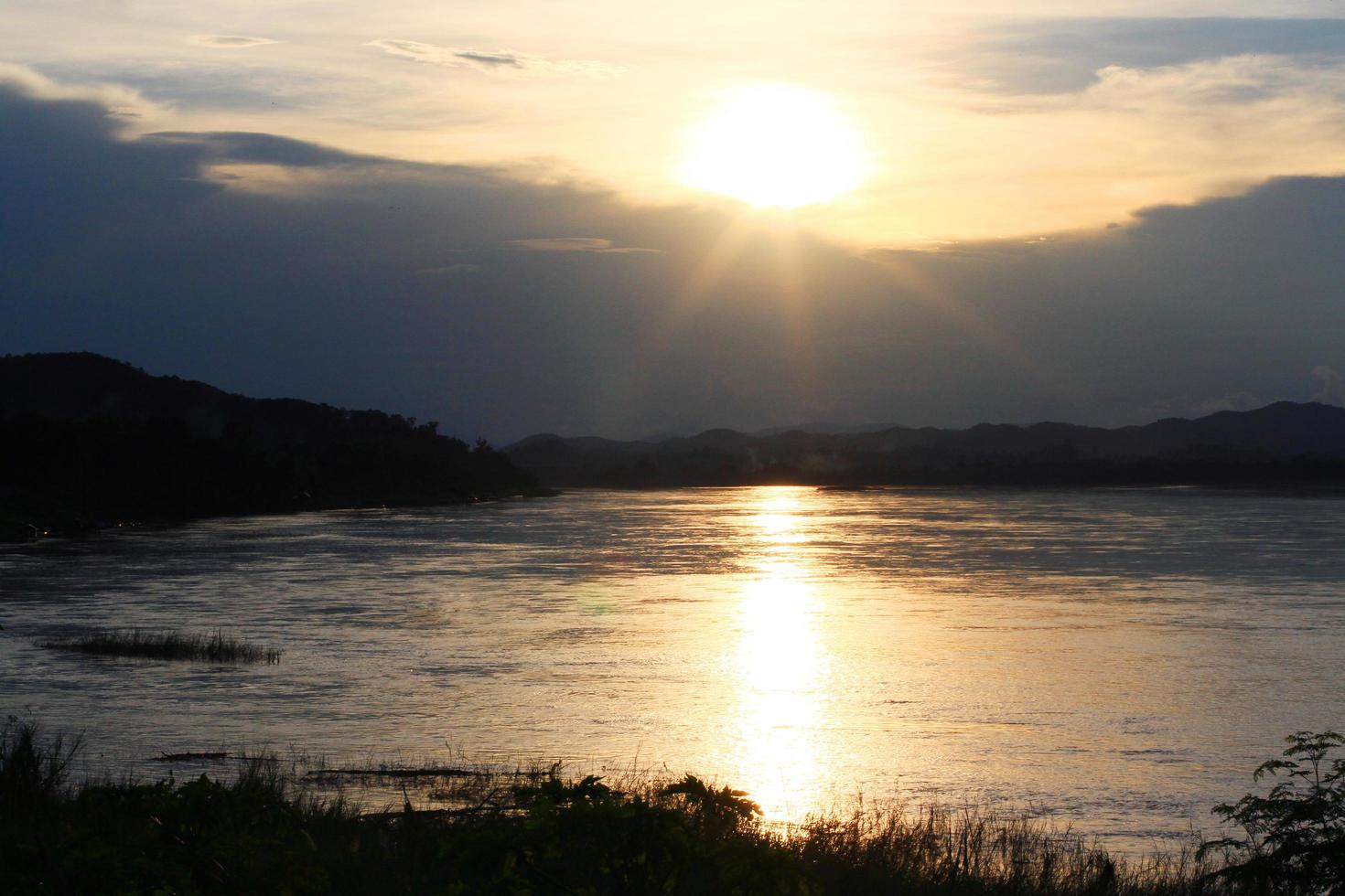 tradicion de largo cola barco y pescador en puesta de sol crepúsculo a khong río el tailandés-laos frontera chaingkhan distrito Tailandia foto