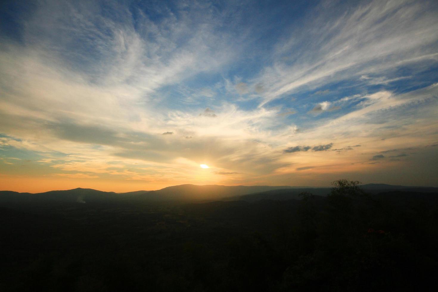 hermosa paisaje capas de montaña y brumoso en colina Valle en dorado crepúsculo de puesta de sol a Tailandia foto