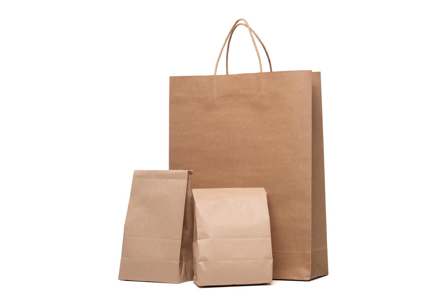 grupo de almuerzo papel bolso y compras papel pantalones aislado en un blanco antecedentes foto