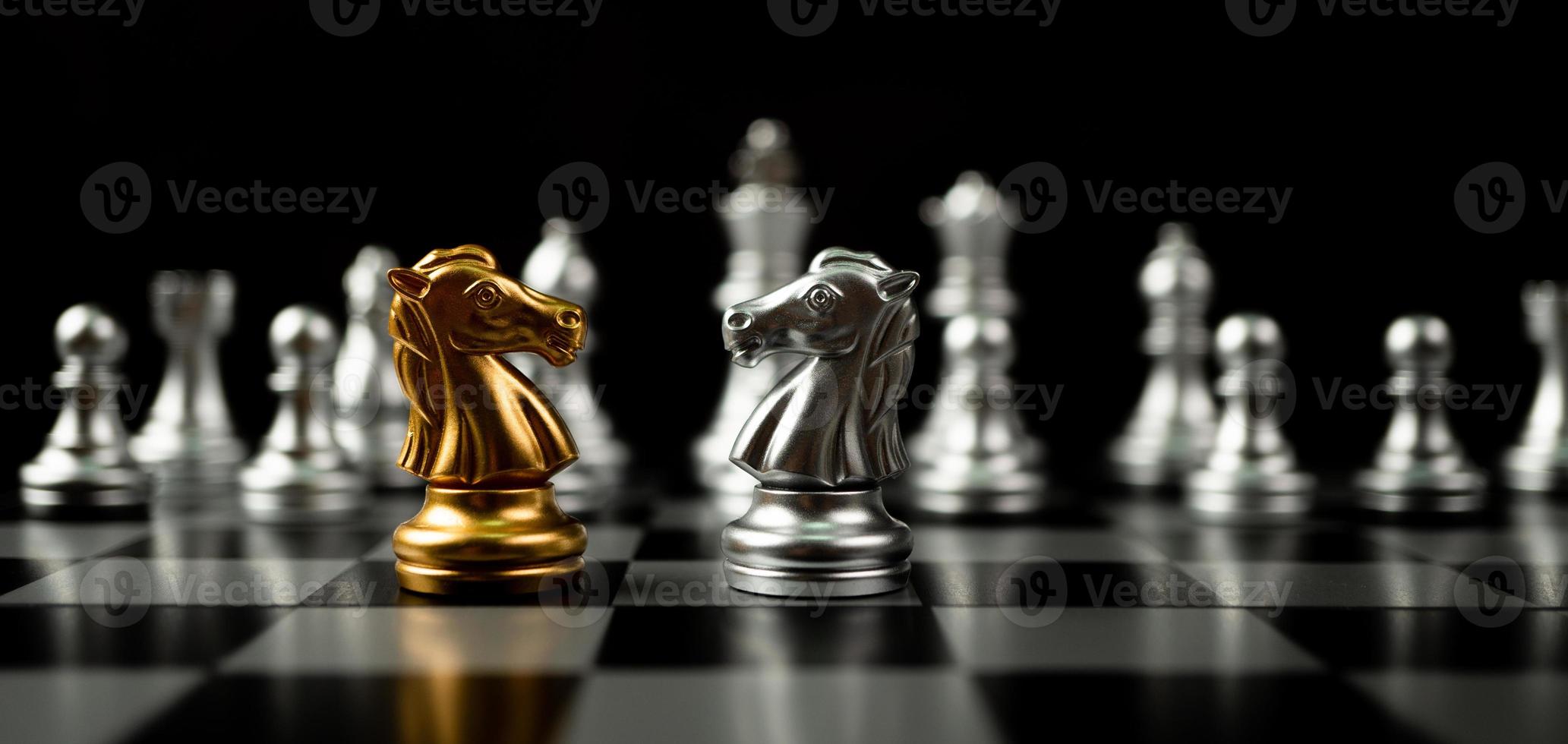 dorado y plata caballo ajedrez piezas invitación cara a cara y allí son plata ajedrez piezas en el antecedentes. concepto de compitiendo, liderazgo y negocio visión para un ganar en negocio juegos foto