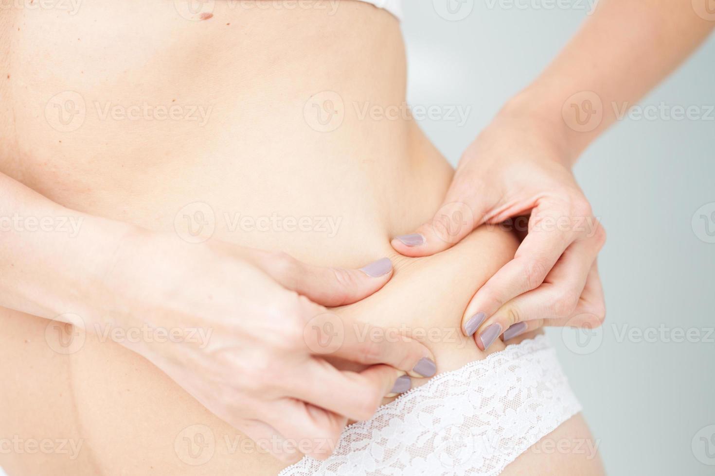 localizado grasa en mujer abdomen foto