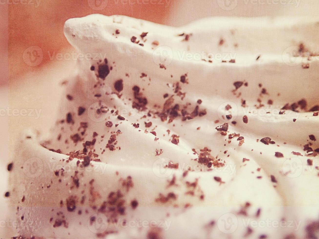 pequeño apetitoso blanco merengues en un plato en de cerca foto