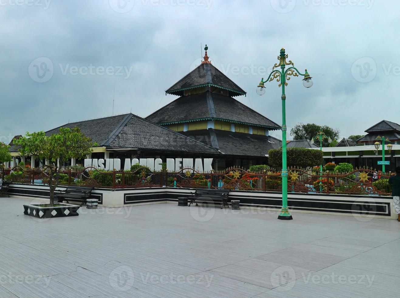 el genial mezquita de demak, cuales estaba fundado en el era de el islámico imperio, es un edificio ese es protegido por sustentabilidad foto