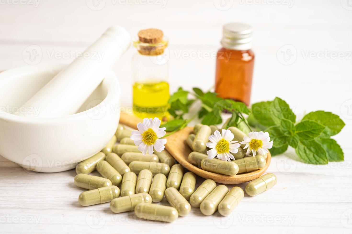 medicina alternativa cápsula orgánica a base de hierbas con vitamina e omega 3 aceite de pescado, mineral, medicamento con hojas de hierbas suplementos naturales para una vida sana y buena. foto