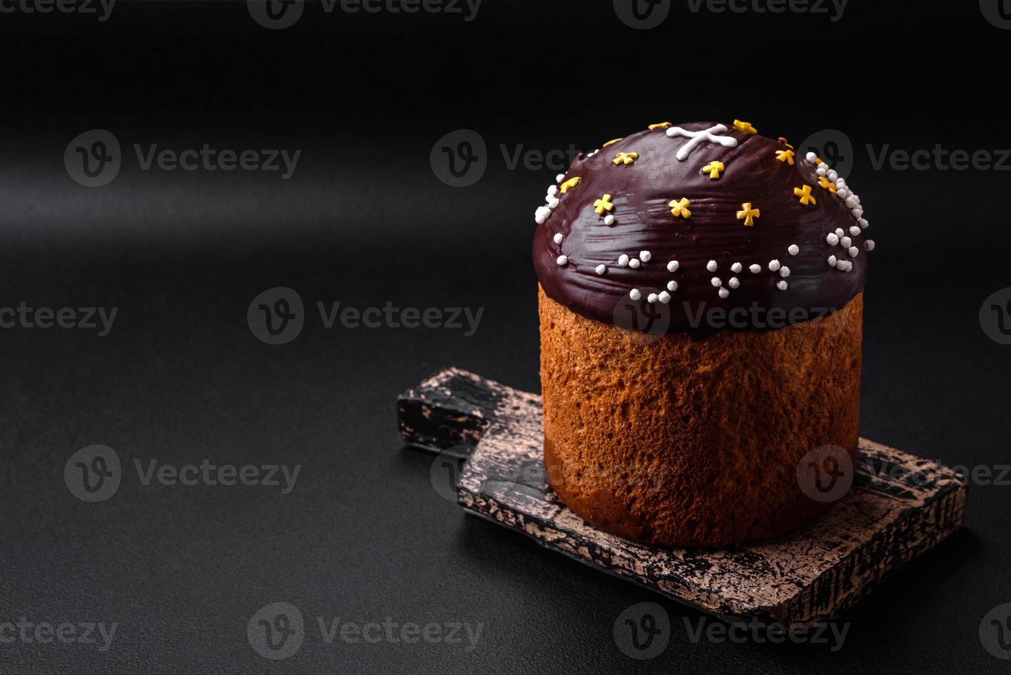 recién horneado Pascua de Resurrección pastel o Panettone con chocolate revestimiento foto