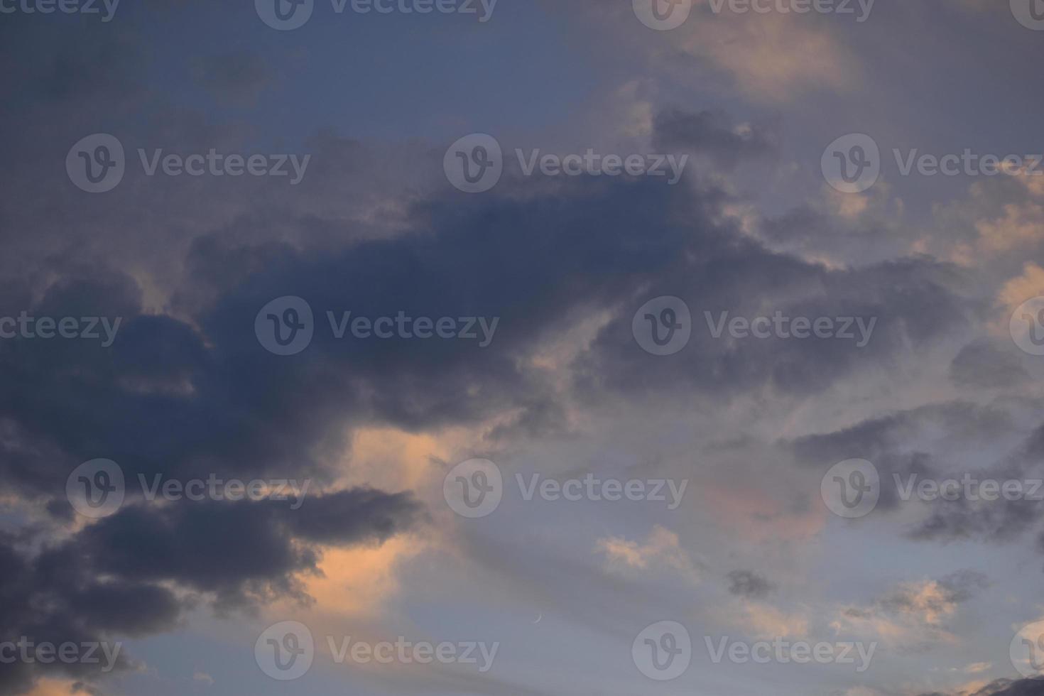 hermosa puesta de sol nubes en el noche. rosado y azul nubes en el cielo. foto