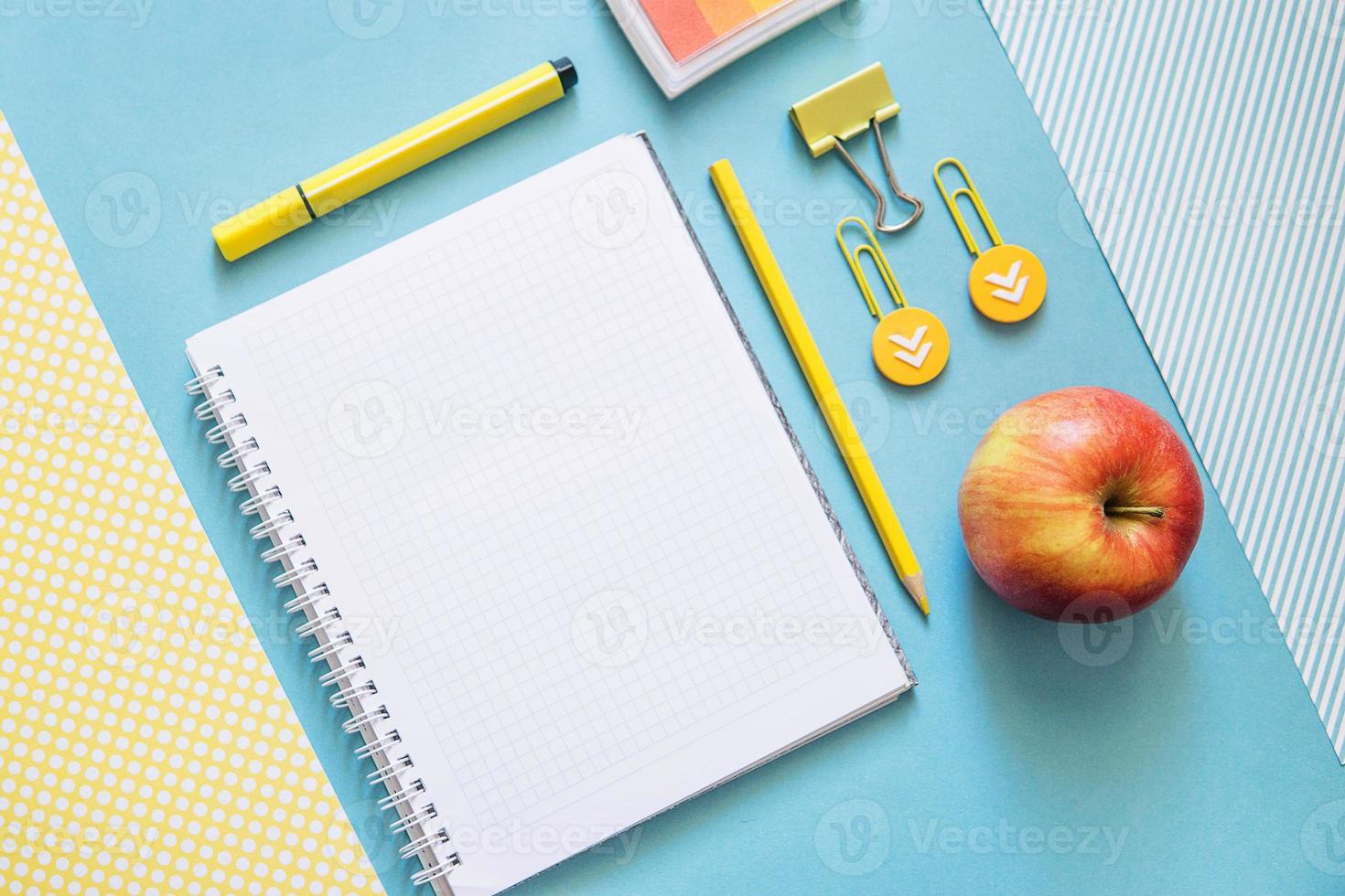 colegio suministros. amarillo y azul colores. vacío cuaderno. plano laico composición. espacio para texto. foto