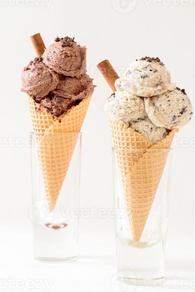 Stracciatella and chocolate ice cream photo