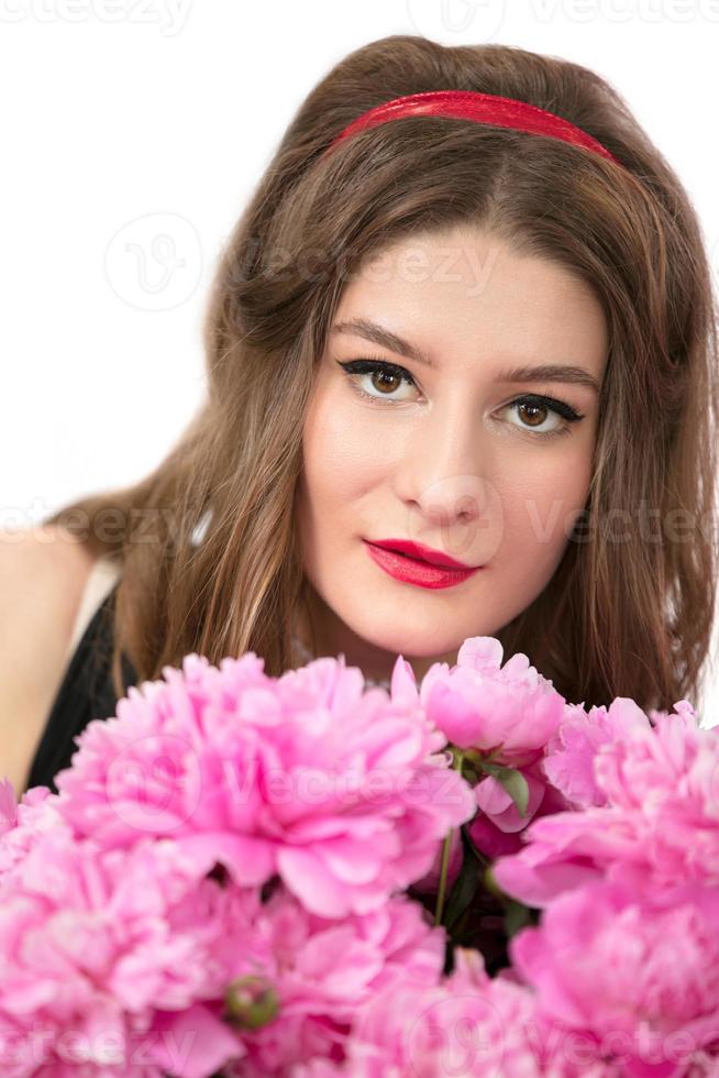 retrato de un hermosa niña con rosado flores mujer retrato en el estilo de el setenta foto