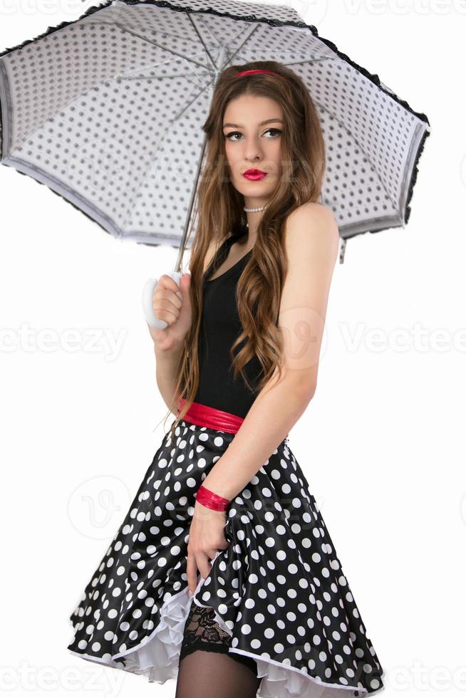 hermosa niña con un paraguas en un blanco antecedentes. el mujer es participación un sombrilla. foto