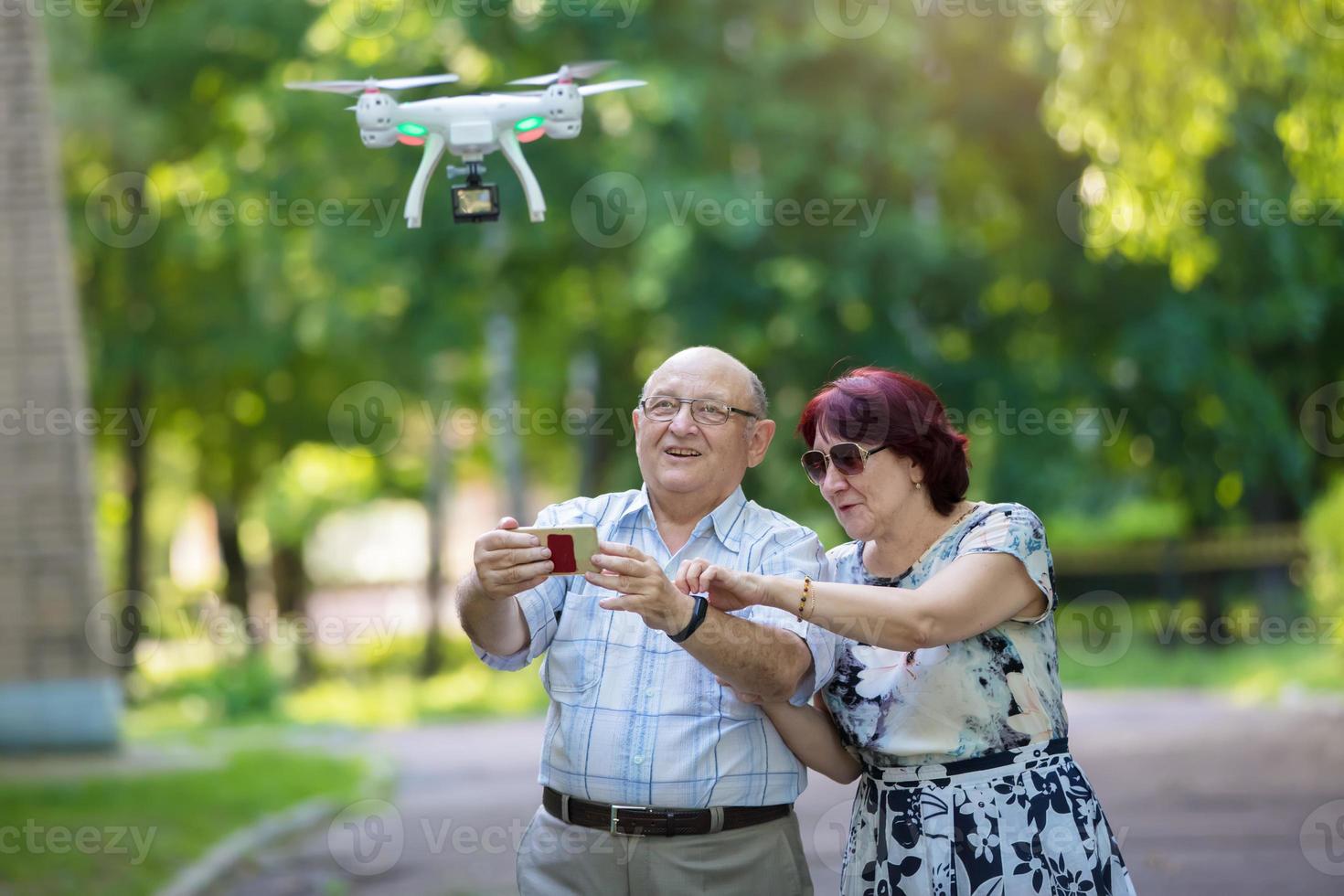 contento mayor Pareja en un caminar. mayor marido y esposa con un zumbido. amoroso esposos en edad adulta. foto