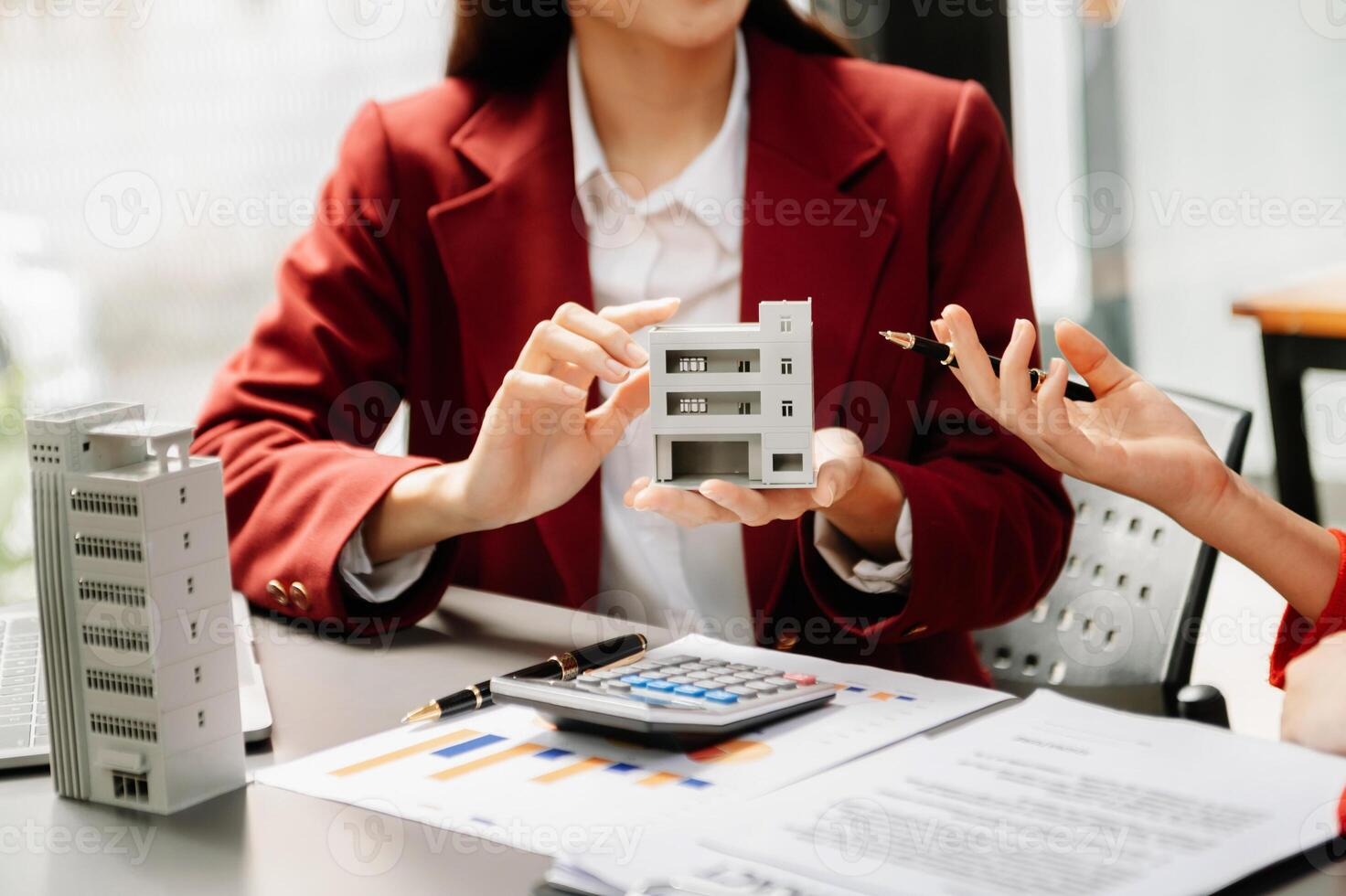 firmar un contrato. cliente y agente de bolsa, contrato de arrendamiento, trato exitoso y negocios jóvenes sentados en el escritorio foto