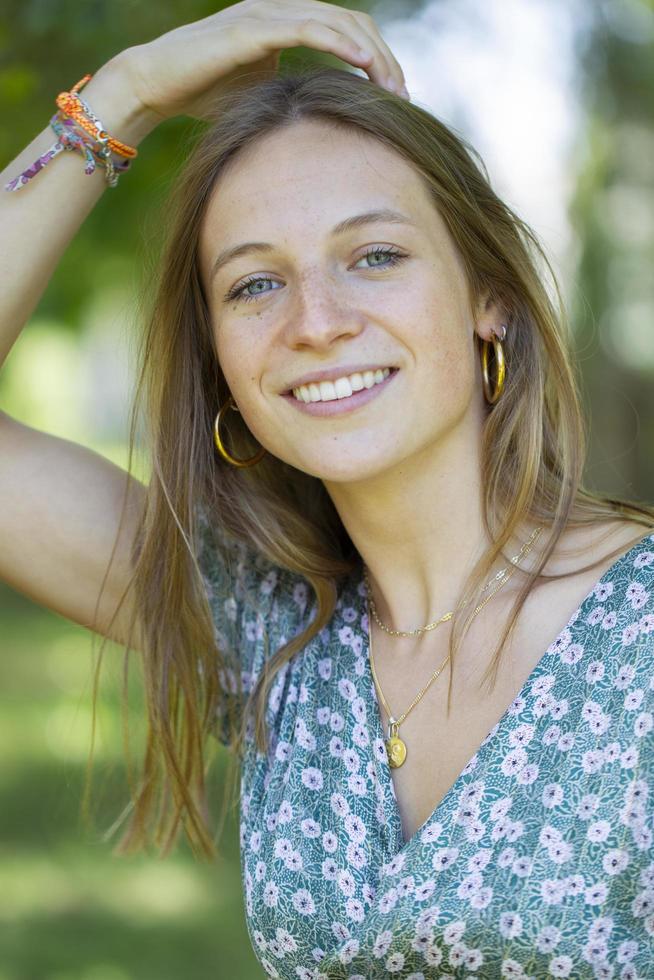 hermosa de ojos azules niña con pecas foto