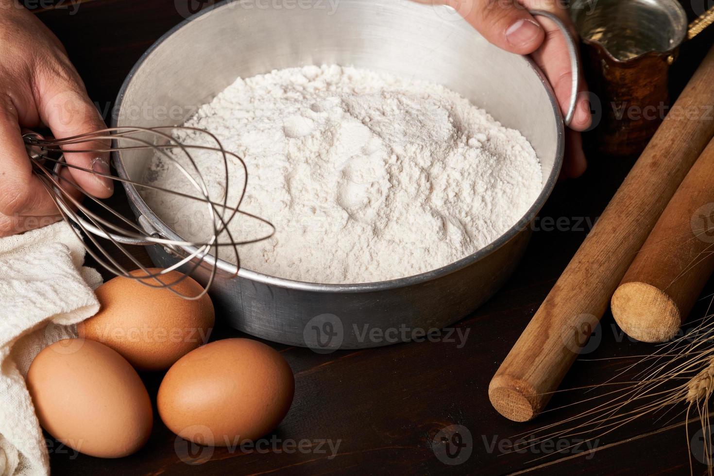 cerca arriba el panadería y Cocinando un pan Pastelería o pastel ingredientes en de madera mesa antecedentes. hecho en casa foto