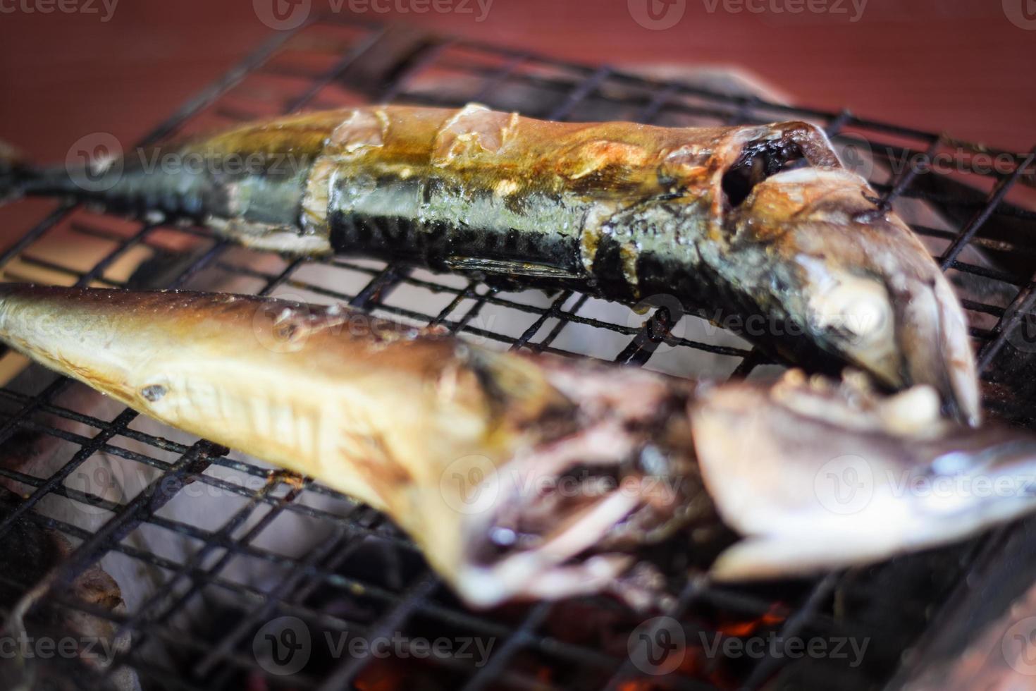 parrilla pescado con fuego y fumar foto