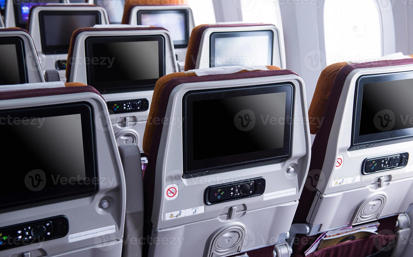 el monitor y remoto en espalda asientos en el cabina de el avión foto